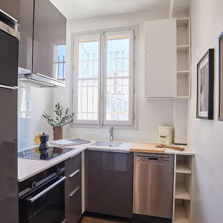 Juria - 3 A Ternes Apartment